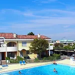 Relaxing Garden Flat With Pool Near The شقة