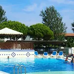 Relaxing Garden Flat With Pool Near The شقة *