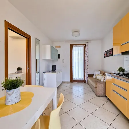 Relaxing Garden Flat With Pool Near The Apartment Bibione