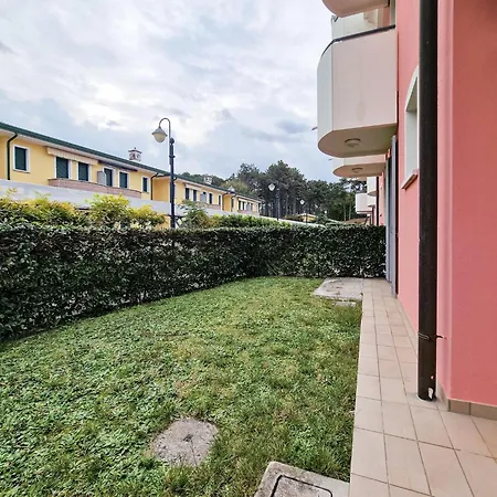 Relaxing Garden Flat With Pool Near The Apartamento Bibione